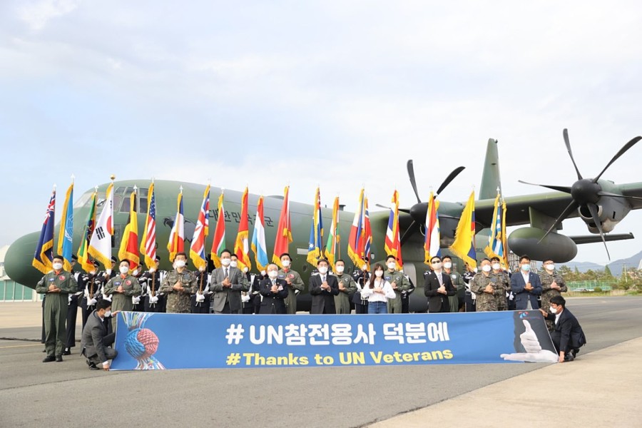 South Korean officials held a ceremony at Gimhae Air Base on Friday to celebrate plans to send 500,000 face masks to the United States to be provided to American veterans of the Korean War. The flight was delayed until Sunday night due to weather.