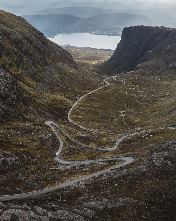 El nombre de esta carretera de montaña sinuosa y de una sola vía proviene del gaélico y significa Paso del Ganado, y es conocida por sus curvas cerradas y sus pendientes del 20%. En esta imagen de @matthewefoster se puede ver lo espectacular que es este puerto de montaña.