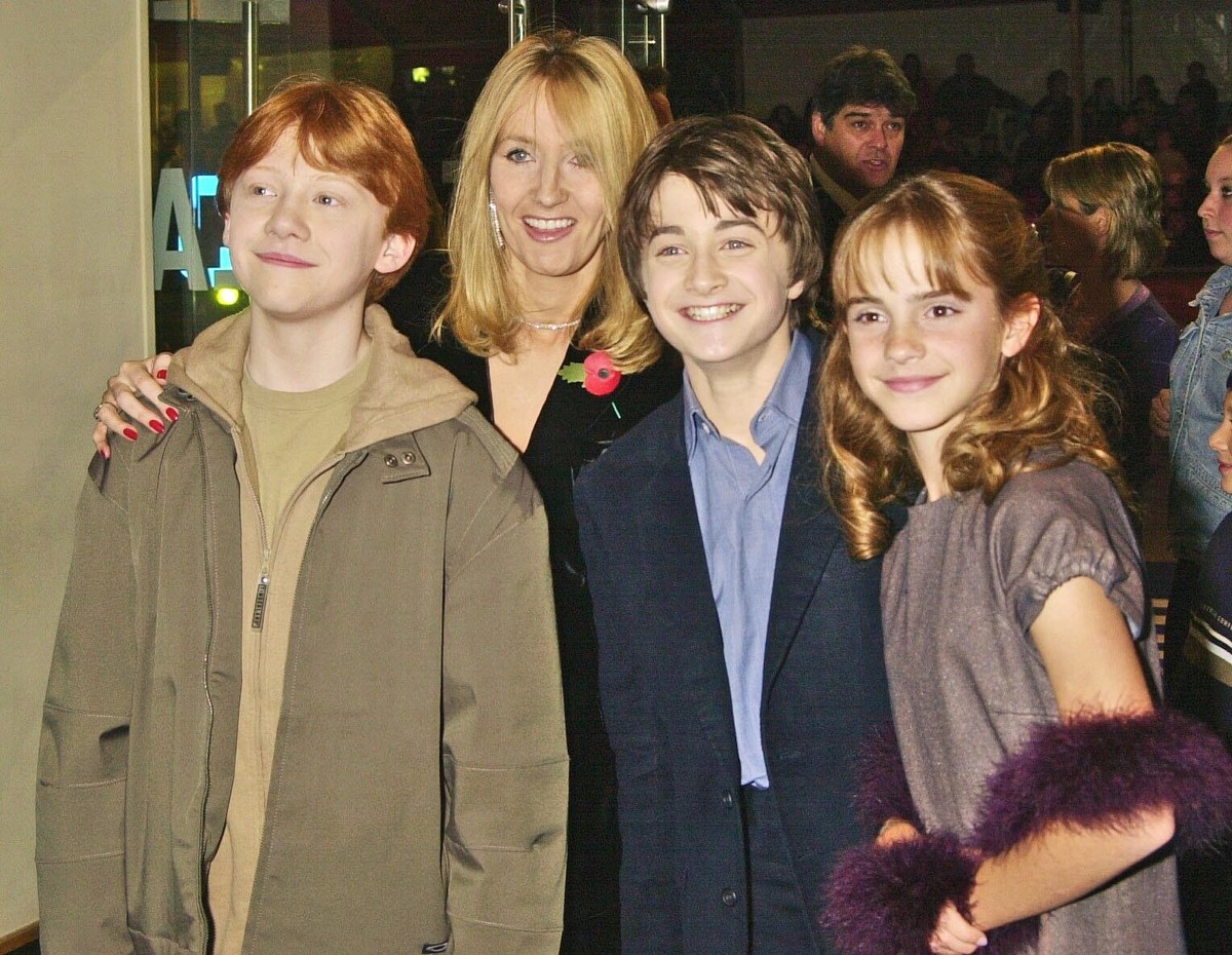 J.K. Rowling con los 3 actores principales de la película Harry Potter. (Ron - Rupert Grint, Harry Potter - Daniel Radcliffe y Hermione - Emma Watson)