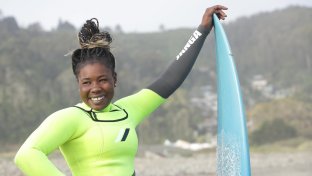 Khadjou Sambe, la primera surfista profesional senegalesa y su legado con Black Girls Surf
