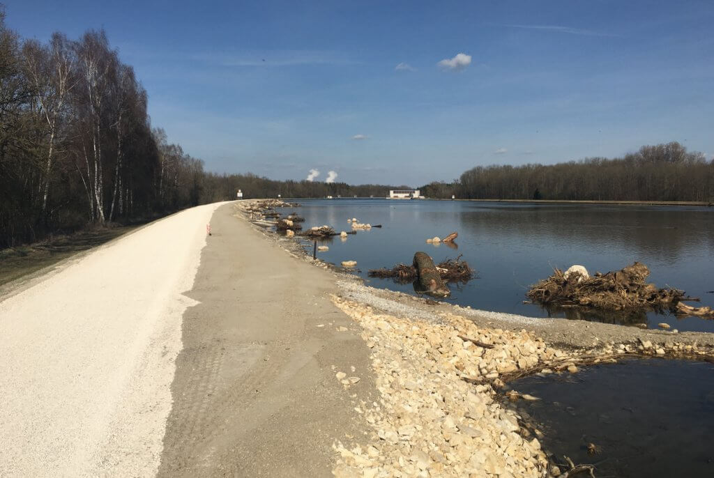 These dams have a negative impact on the environment, reducing biodiversity and harming habitats. The LIFE INADAR project team took an alternative approach when widening and elevating riverbanks near two hydropower stations in Germany. They replaced concrete slabs with ‘eco-berms’ which are made of materials like stones, sediment and dead wood.
