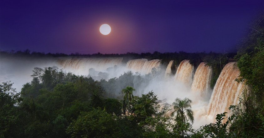 Tijdens ieder seizoen, van de dageraad tot 's avonds laat, ziet de maan er ontzettend indrukwekkend uit als deze van kleur verandert tot hij helemaal vol is. Iguazú in Argentinië nodigt bezoekers uit om dit bij te wonen en iedereen voor zich te winnen met een nacht toer van het centraal station aan het Ecologische Regenwoud, tot de Iguazú watervallen genaamd Devil's Throat.