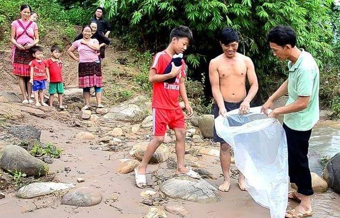 Every morning these Vietnamese parents carefully enclose their son in a plastic bag so his dad can carry him across the river so he can stay dry, and after school his dad gets him home the same way.