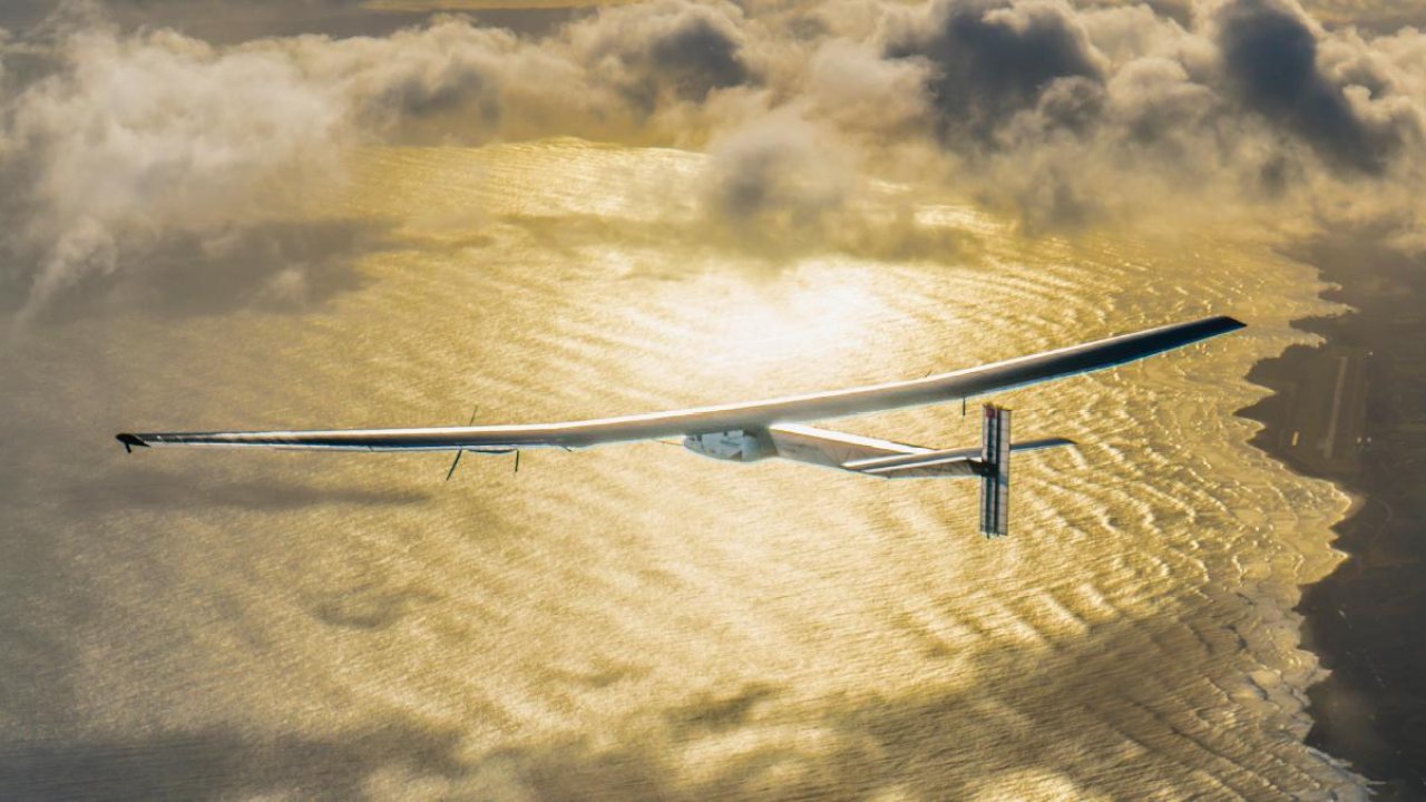 THIS PLANE FLIES 40,000 KM AROUND THE WORLD WITHOUT A SINGLE DROP OF FUEL!
