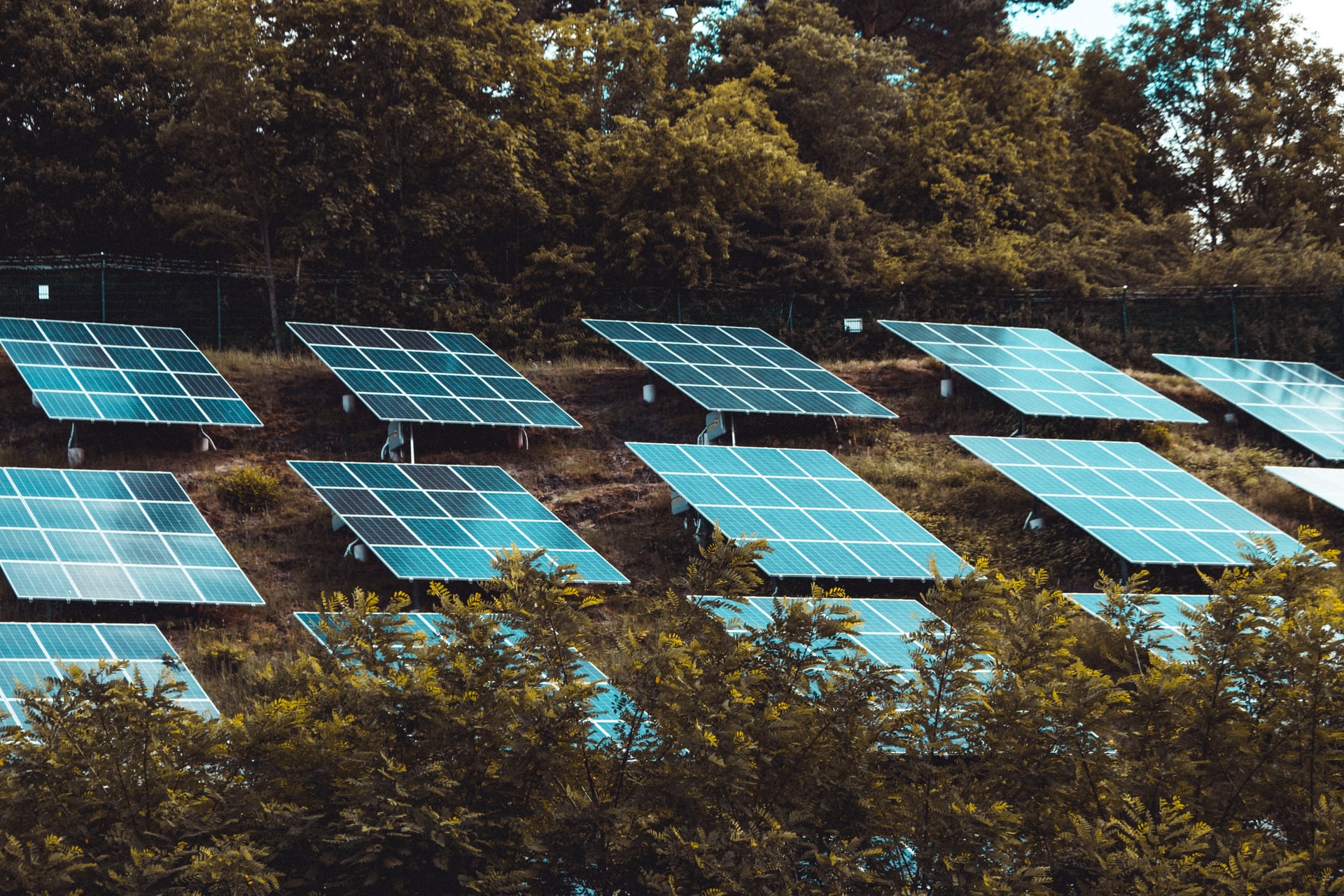 De nuevo, los paneles solares que generan una pequeña cantidad de electricidad por la noche podrían reducir la necesidad de baterías, y los costes de mantenimiento y sustitución que conllevan.
