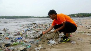 Lawyer spearheads the world’s biggest beach clean-up Mumbai, India, and the results are breathtaking