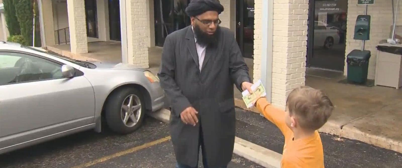 Este niño, se enteró de que una mezquita había sido atacada por vandalismo y él sin pensárselo donó todos sus ahorros (Nada más y nada menos que 20$ para comprarse una tablet). Es un gesto fenomenal!