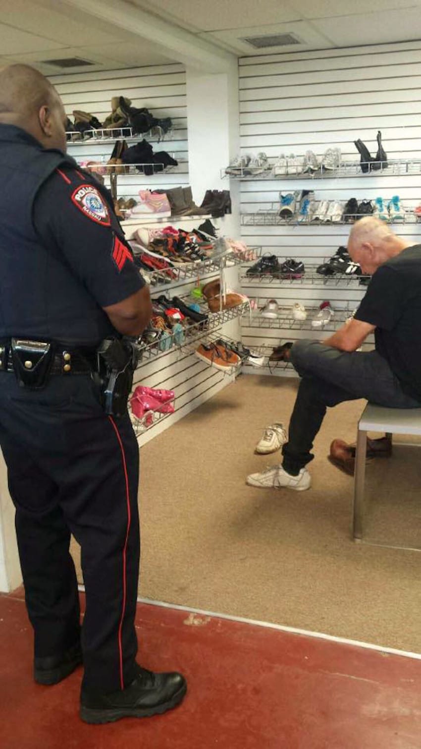 Sin familia ni amigos, y sin un lugar a donde ir, el oficial le compró zapatos y calcetines nuevos antes de dejarlo en el autobús que lo llevaría al albergue para personas sin hogar.