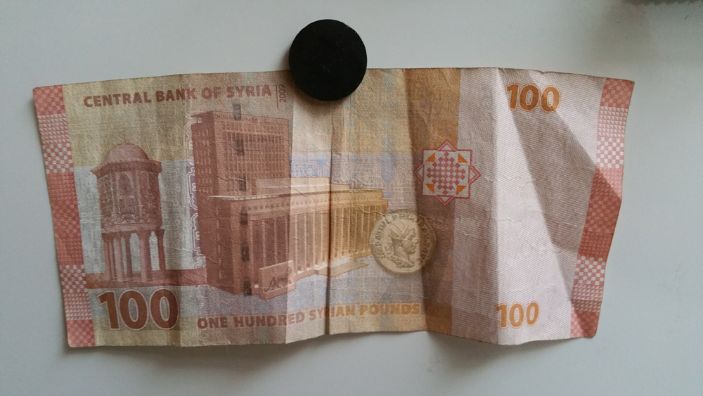 Als dank voor het etentje bij ons thuis hebben we 100 Syrische lires (€2) gekregen. Ze staan erop dat -  zodra ze huisvesting hebben gevonden - we bij hen op bezoek gaan. Het was een top avond.