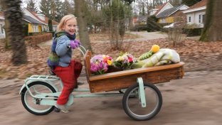 Adorable 4-year-old Izis gifts &#8220;left-over&#8221; flowers to lonely elderly