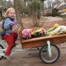 Adorable 4-year-old Izis gifts &#8220;left-over&#8221; flowers to lonely elderly