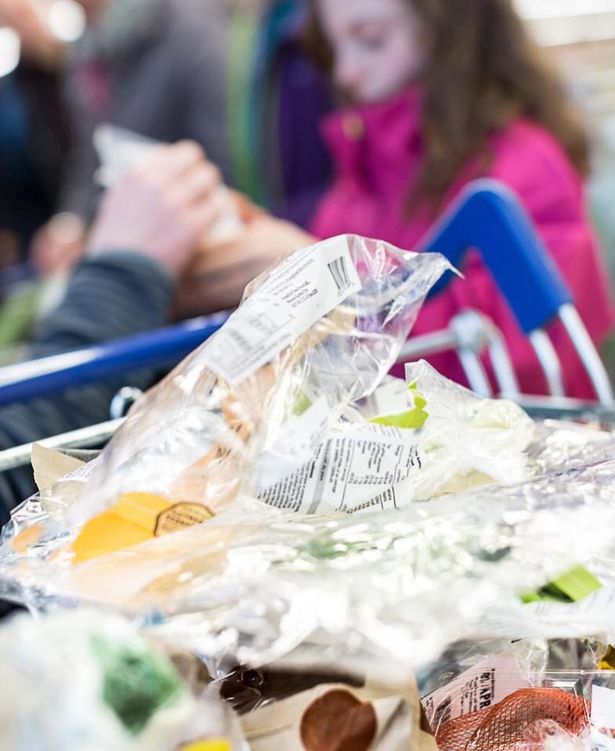 De demonstranten in Bristol en in Breda  betaalden voor hun producten - waaronder fruit en groenten - en verwijderden ze vervolgens van hun plastic verpakking.