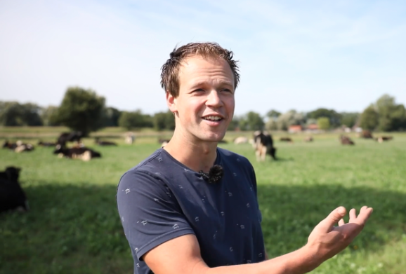 Boer Armando Kok houdt 50 koeien en laat koe en kalfje minimaal twee maanden bij elkaar. Met passie en veel arbeidsplezier runt hij zijn boerenbedrijf. Armando is een van de drie melkleveranciers van Kalverliefde.