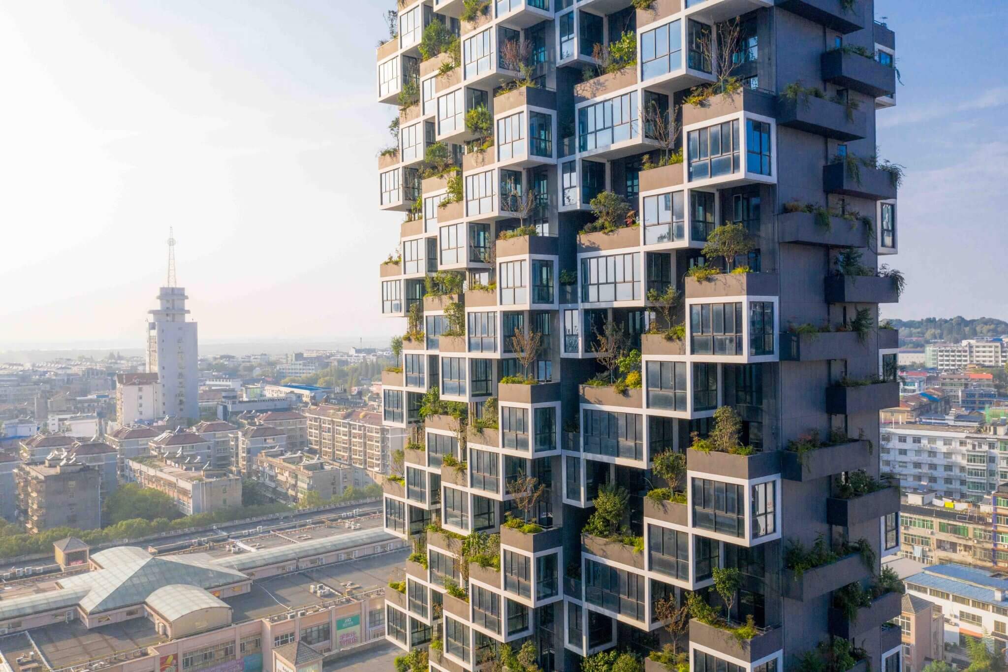 The inhabitants of the residential towers have the opportunity to experience the urban space from a different perspective while fully enjoying the comfort of being surrounded by nature.