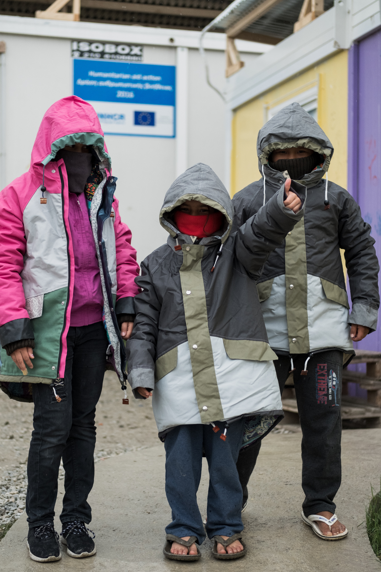 There are different variants such as sleeping bags, walking suits similar to children's ski suits and a children's edition of the Sheltersuit has been made. This is a zip-off jacket with sleeping bag that can also be used by older children.