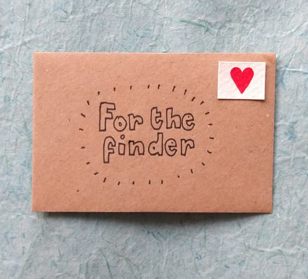 Sophie says “I’ve always loved surprising people close to me and one day I thought: I can surprise many more people by addressing cards to ‘for the finder. I then started making these little cards and I haven’t stopped since. By now I’ve spread about 5 to 6 thousand little cards.”