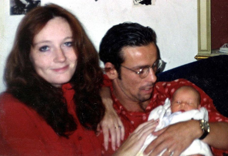 Rowling con su exmarido y su hija recién nacida.