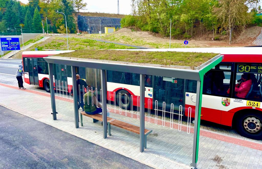 On Monday 8 November, the Czech City of Pilsen proudly shared that it now has green roofs on two of its public transport stops. The bus stops have green roofs that contain a layer of substrate and several types of stonecrops. According to the municipality, these stonecrops have been grown in Czechia and are, therefore, suitable for the local climate and insects. Photo: Pilsen City District 1 on Facebook.