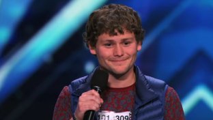 X Factor USA gaat helemaal uit zijn dak om deze stotterende comediant.