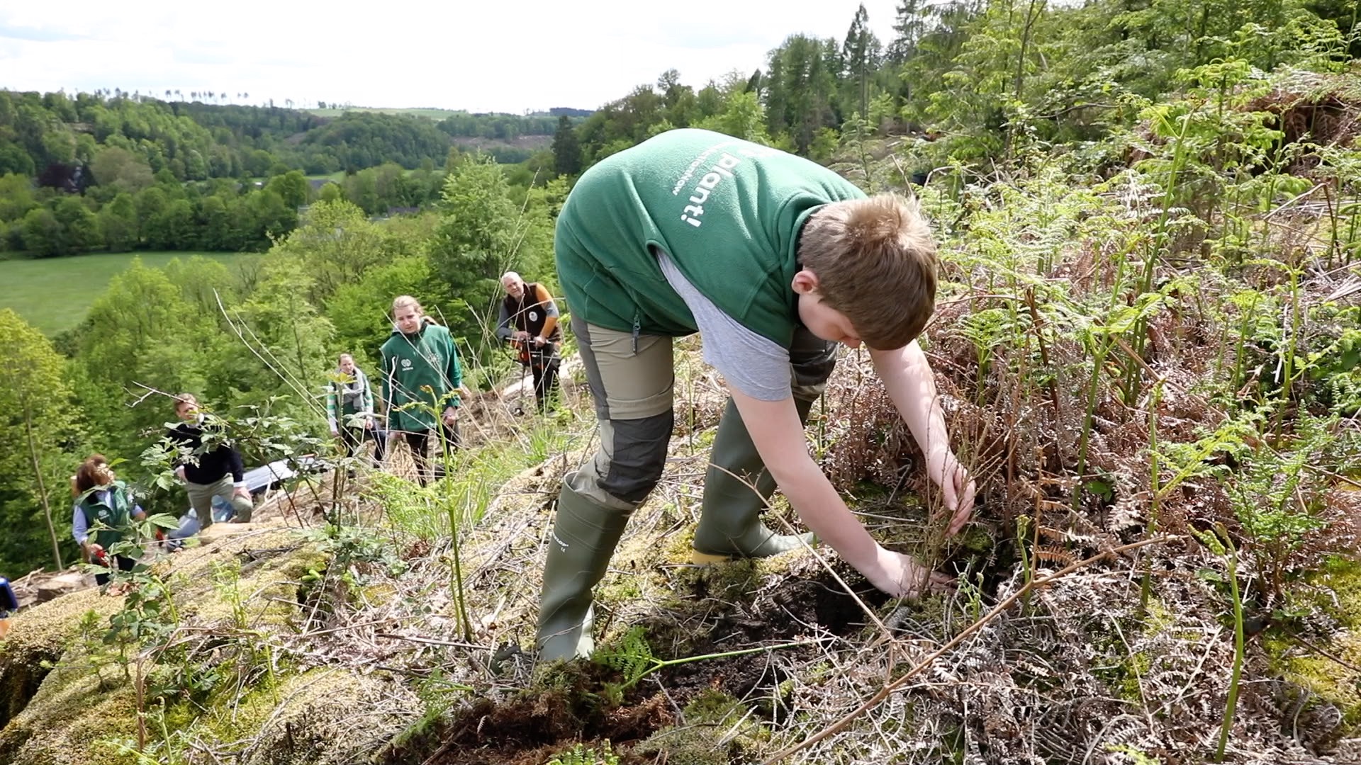 Planting a diverse mix of tree species is essential to our planting plan. We believe firmly in “the right tree in the right place”, for more effective land restoration and greater ecosystem resilience.