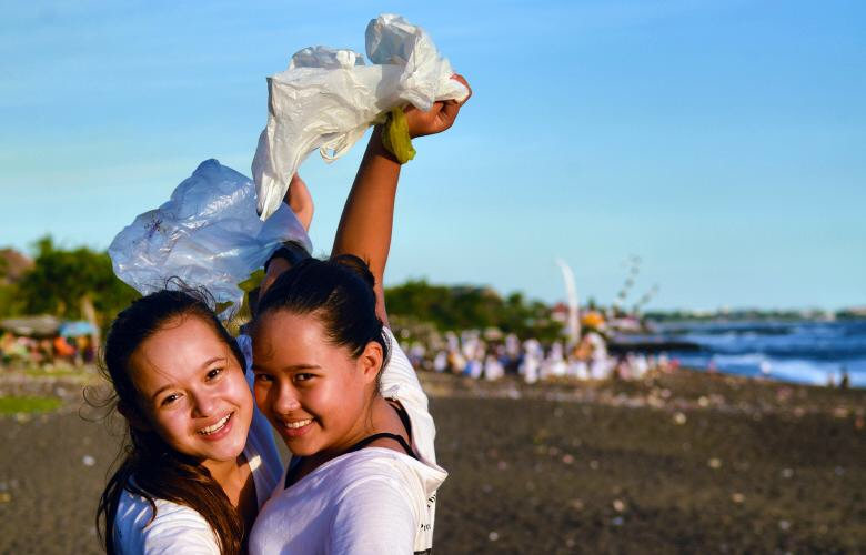 Gran parte del mérito de la guerra de Bali contra los plásticos de un solo uso recae en Melati e Isabel Wijsen, las hermanas responsables de la campaña Bye-Bye Plastic Bags (BBPB) en Bali.