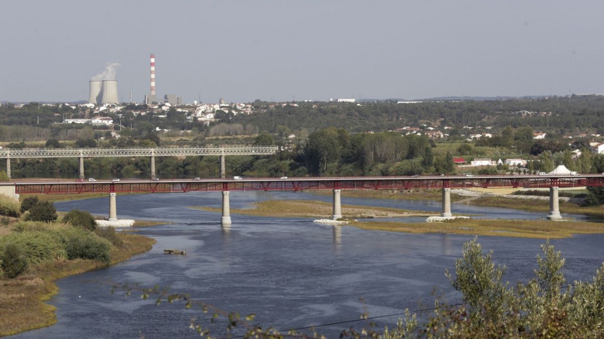 It was the installation with the second highest weight in terms of carbon dioxide emissions in Portugal in the last decade, after the Thermoelectric Power Plant in Sines, which was closed in January of this year. In absolute terms, the average annual emission of greenhouse gases (GHG) by the Pego plant between 2008 and 2019 was 4.7 million tonnes of carbon dioxide.