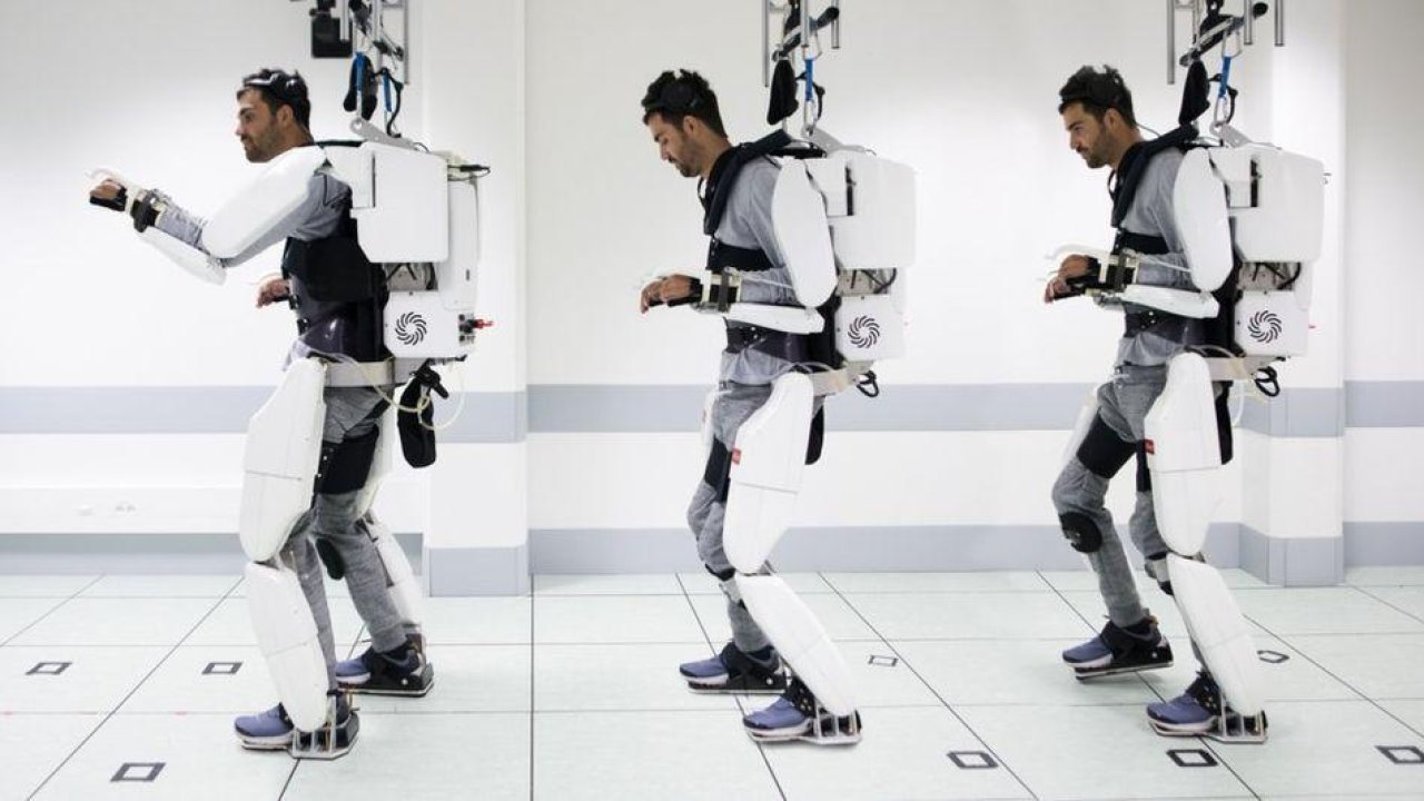 Paralysed man moves all four of his paralysed limbs using mind-reading exoskeleton
