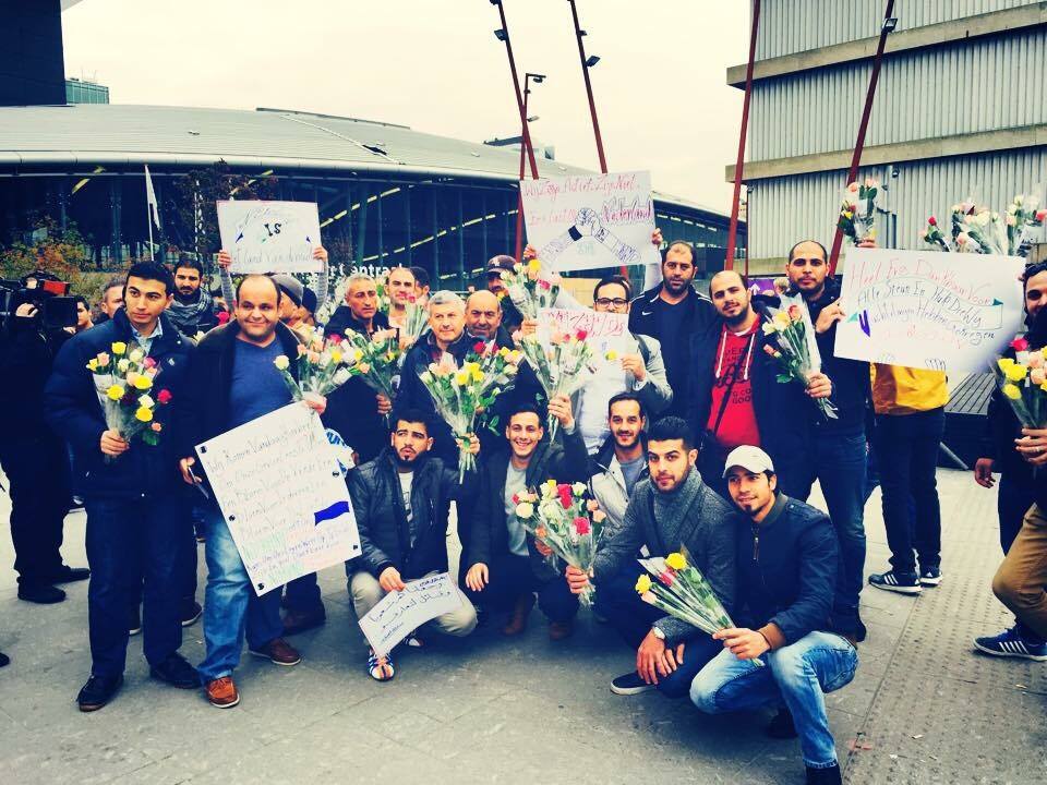 Vluchtelingen delen in Utrecht rozen uit aan voorbijgangers om hun dankbaarheid te tonen.