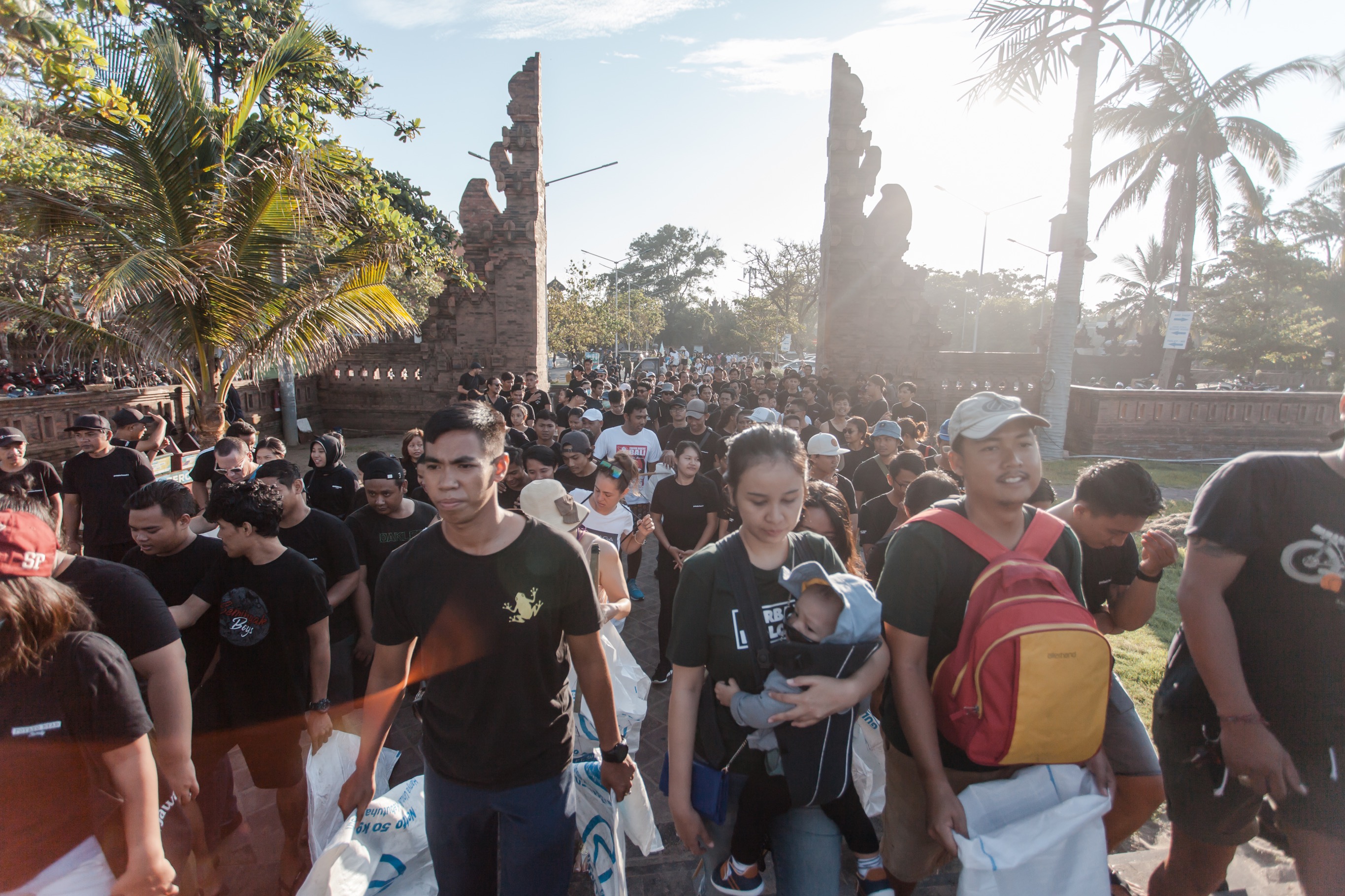 followed by the “Clean Seminyak” clean-up with 1000 participants organised by Potato Head, W Hotel, Oberoi, The Legian, Upasha, FPS Seminyak and many others..