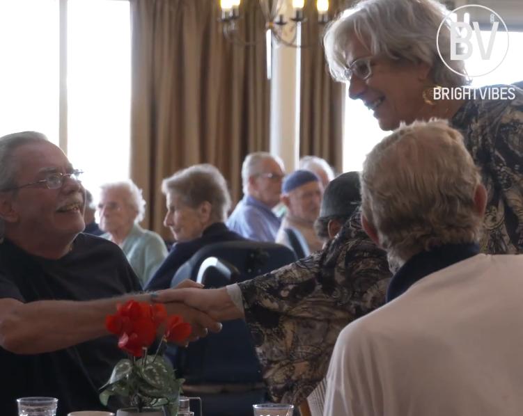 The first Dutch soup kitchen offers fresh meals in a joint dinner for the elderly and the poor
