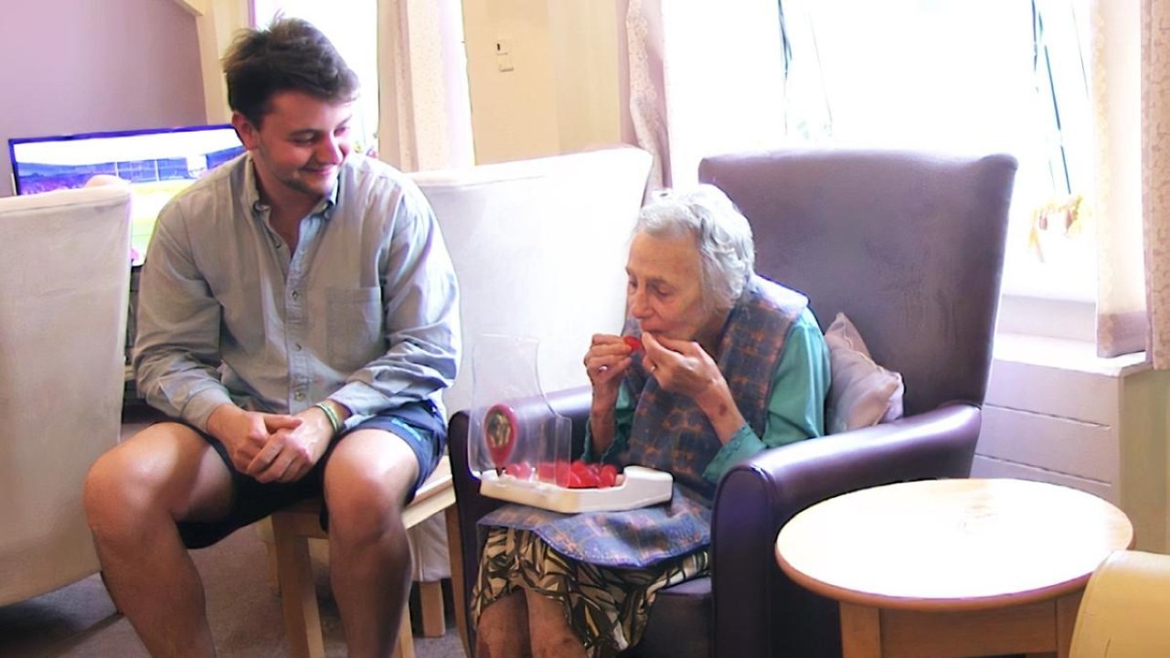 Un nieto inventa el premiado caramelo de agua «Jelly Drops» para ayudar a la abuela con demencia