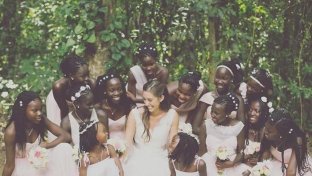 La inspiradora historia de Katie Davis: lo dejó todo a los 18 años para adoptar a 13 niñas en Uganda