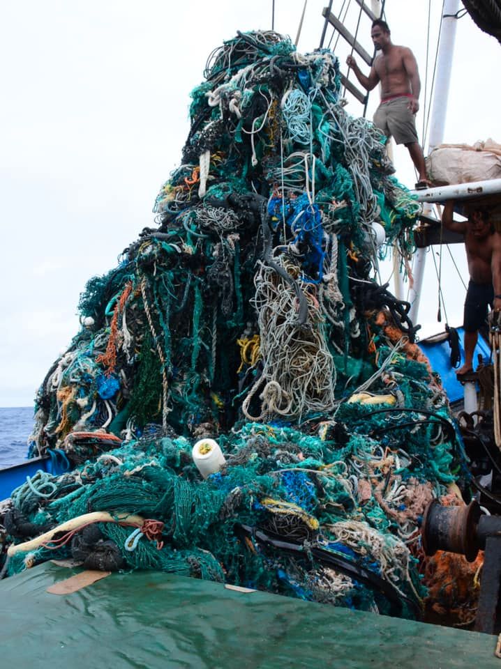 Los océanos no pueden esperar a que estas redes y escombros se reduzcan a microplásticos lo que perjudica la capacidad del océano para almacenar carbono e intoxica la frágil red alimentaria oceánica
