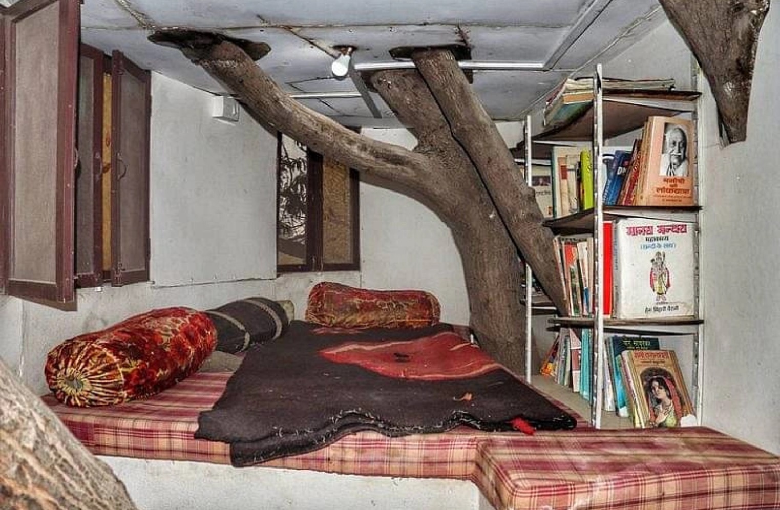 It stands nine feet above the ground and is supported by a tree trunk. The entire structure is made of steel and the walls and floors of the house are made of cellulose sheet as well as fibre. Four pillars are placed around the tree, which act as an electric conductor during lightning.