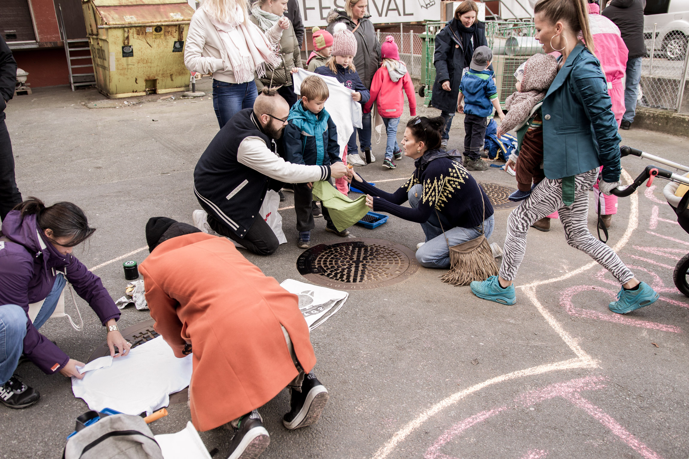 raubdruckerin is hosting regular ‘street printing’ workshops at selected events, festivals and neighborhood fiestas with focus on creative exchange, encouraging involvement of people of all ages and backgrounds.