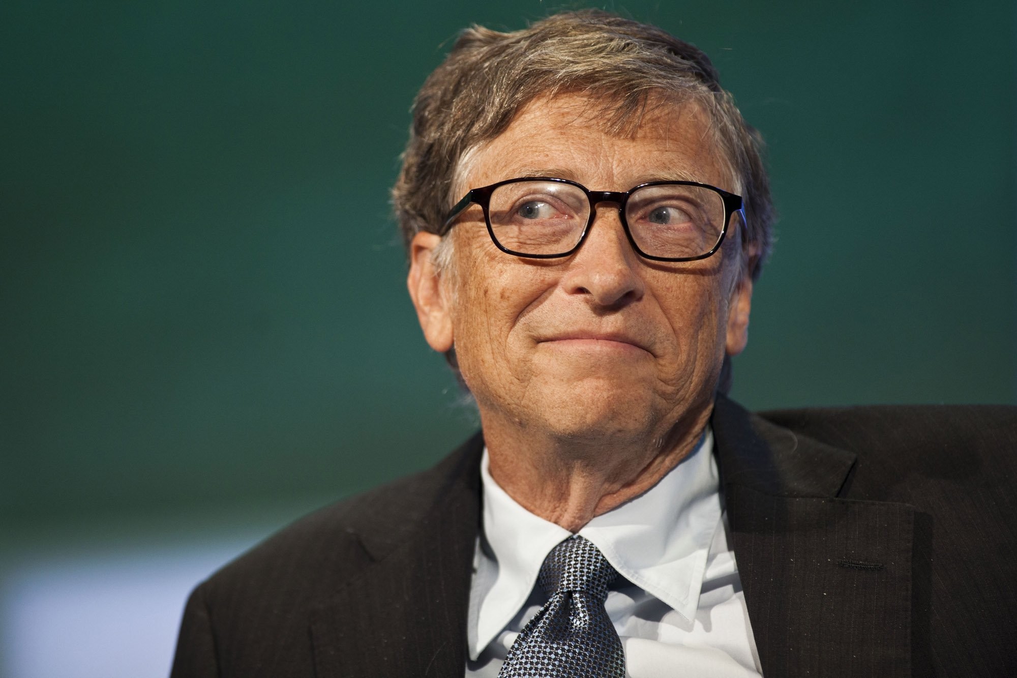 Bill Gates no terminó sus estudios y su primera empresa, Traf-O-Data falló escandalosamente. Aprendió de su experiencia y después creo Microsoft. Bill Gates no sólo es una de los hombres más ricos del mundo, si no también es un gran filántropo.