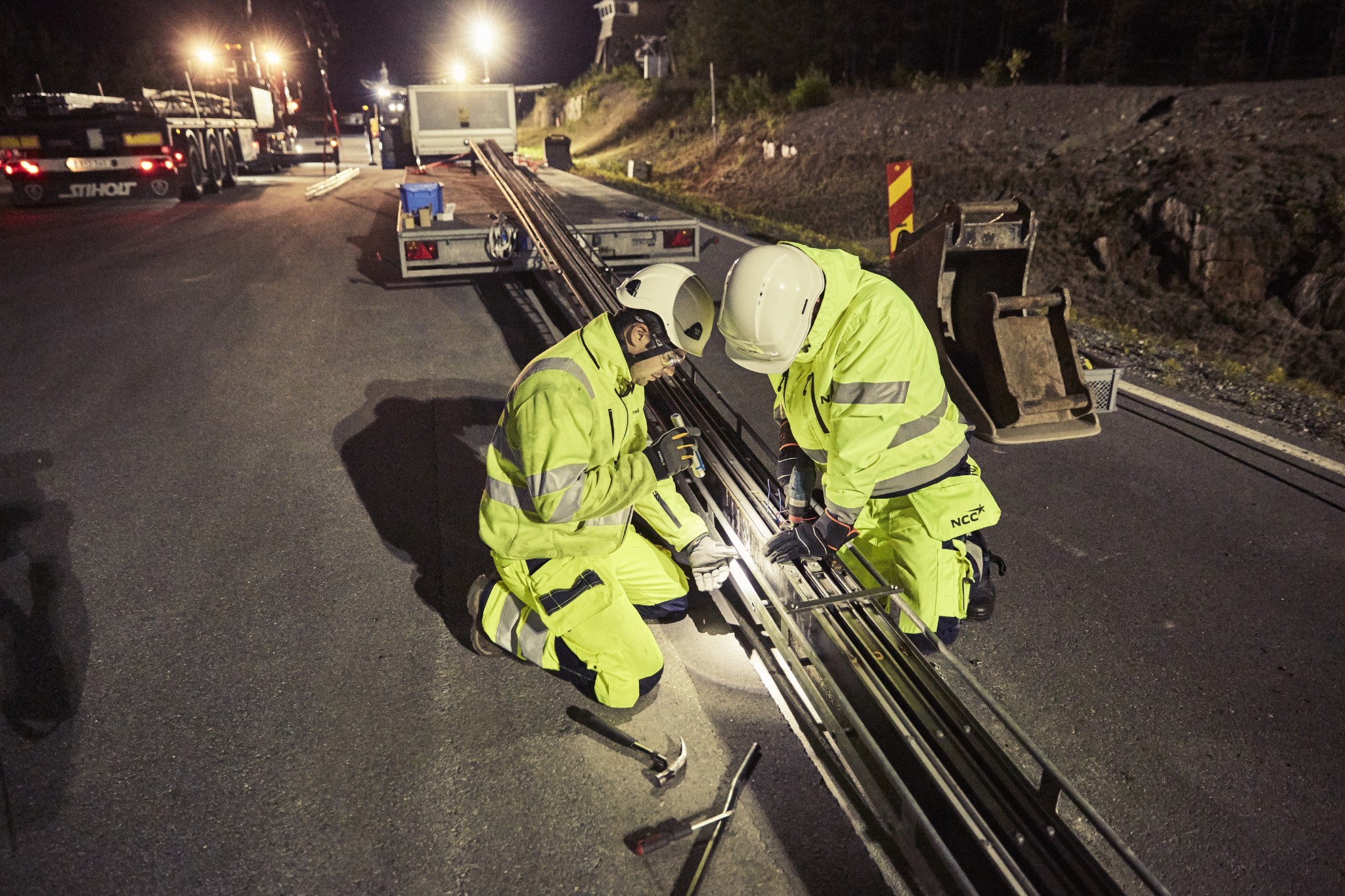 Existing public roads can be energised with an electric rail to power and recharge vehicles during their journey, with up to 1km of rail installed per hour, and interruptions minimised by installing the system at night.