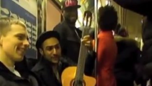 Cantante super cool monta una fiesta en el metro