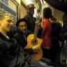 Cantante super cool monta una fiesta en el metro