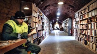 Basureros consiguen crear una popular biblioteca con libros recuperados de la basura en Turquía