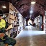 Basureros consiguen crear una popular biblioteca con libros recuperados de la basura en Turquía