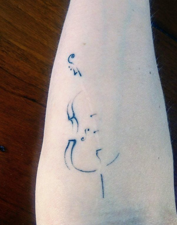 He aquí una manera artística de cubrir una cicatriz. La cicatriz, tiene más de 30 años. La coloración azul del tatuaje y su naturaleza casi translúcida va perfectamente con la piel pálida de esta persona. ¡Maravilloso!