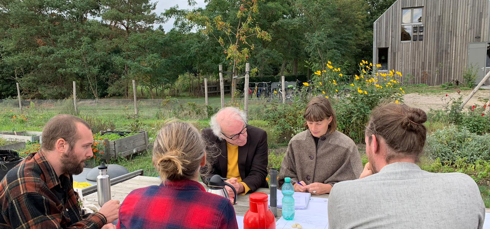 The residents offer diverse quantitative and qualitative insights - from carbon data to poems and menus - in relation to the development of Bodemzicht and Grootstal as a transition place. Feedback from residents improve the farm continuously.
