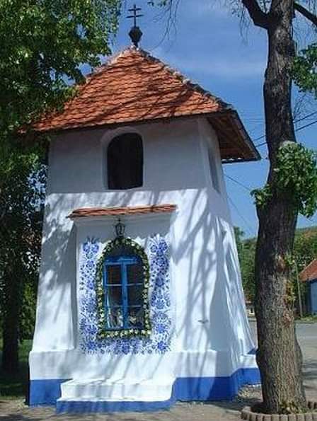 Kašparková, who was known for only painting flowers and recurring motifs, used the local chapel and neighbouring houses in the village as her canvas. She made sure to highlight her vibrant blue flowers and designs against the simple white walls.