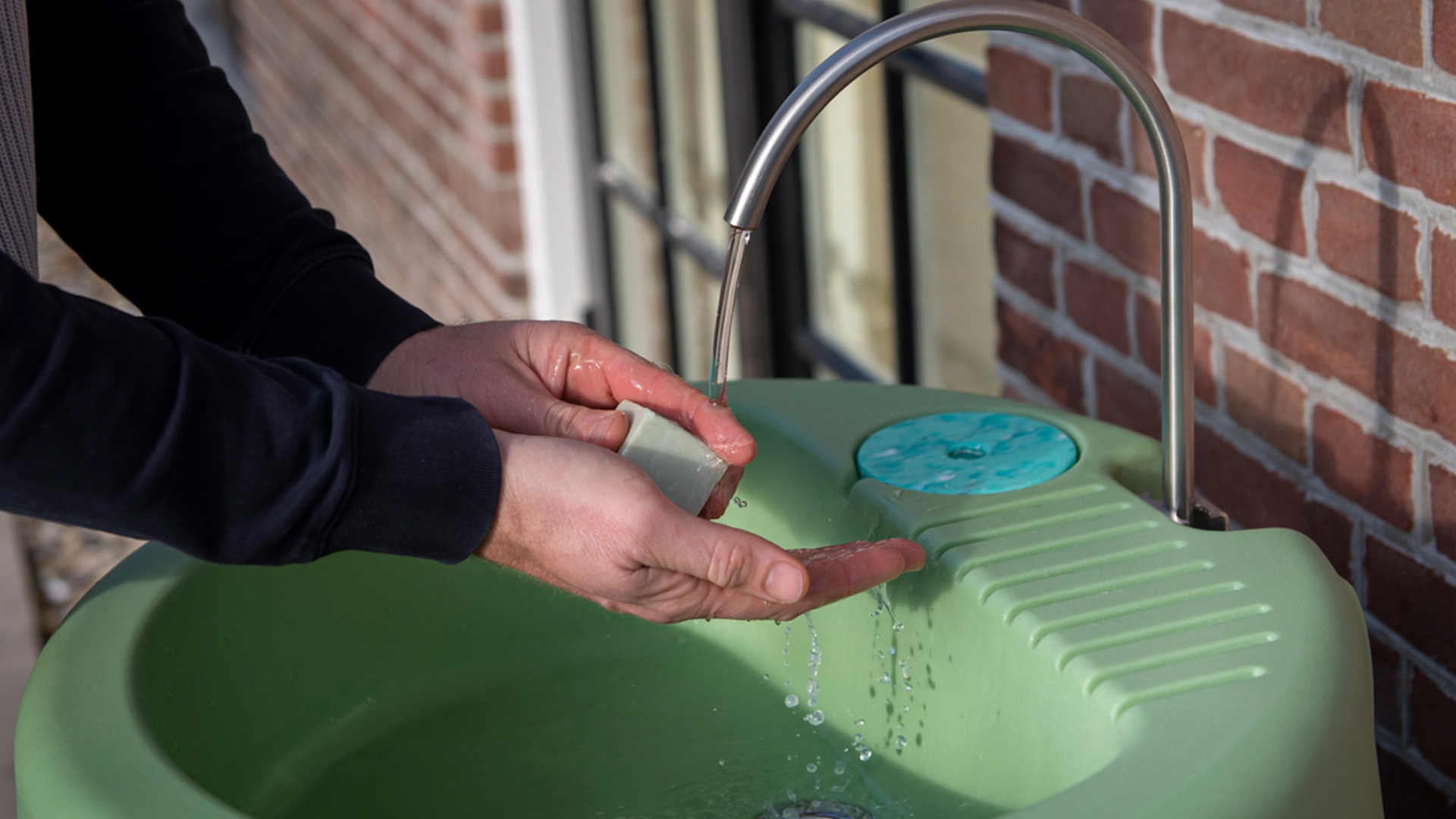 By filling it up with fresh water or connecting it to your outdoor watertap with the optional freshwatertap. Flexible for every (public) location.