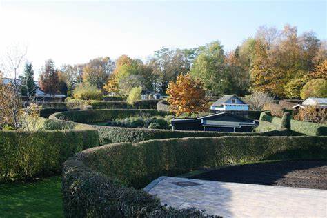 Der dänische Landschaftsarchitekt wollte die Hausbesitzer dazu ermutigen, mehr zu Fuß zu gehen, frische Luft zu schnappen, bevor sie in ihr Auto steigen, und ihre Nachbarn zu grüßen und vielleicht mehr Kontakte zu knüpfen. Ein Spaziergang durch die ovalen Gärten half ihnen dabei.