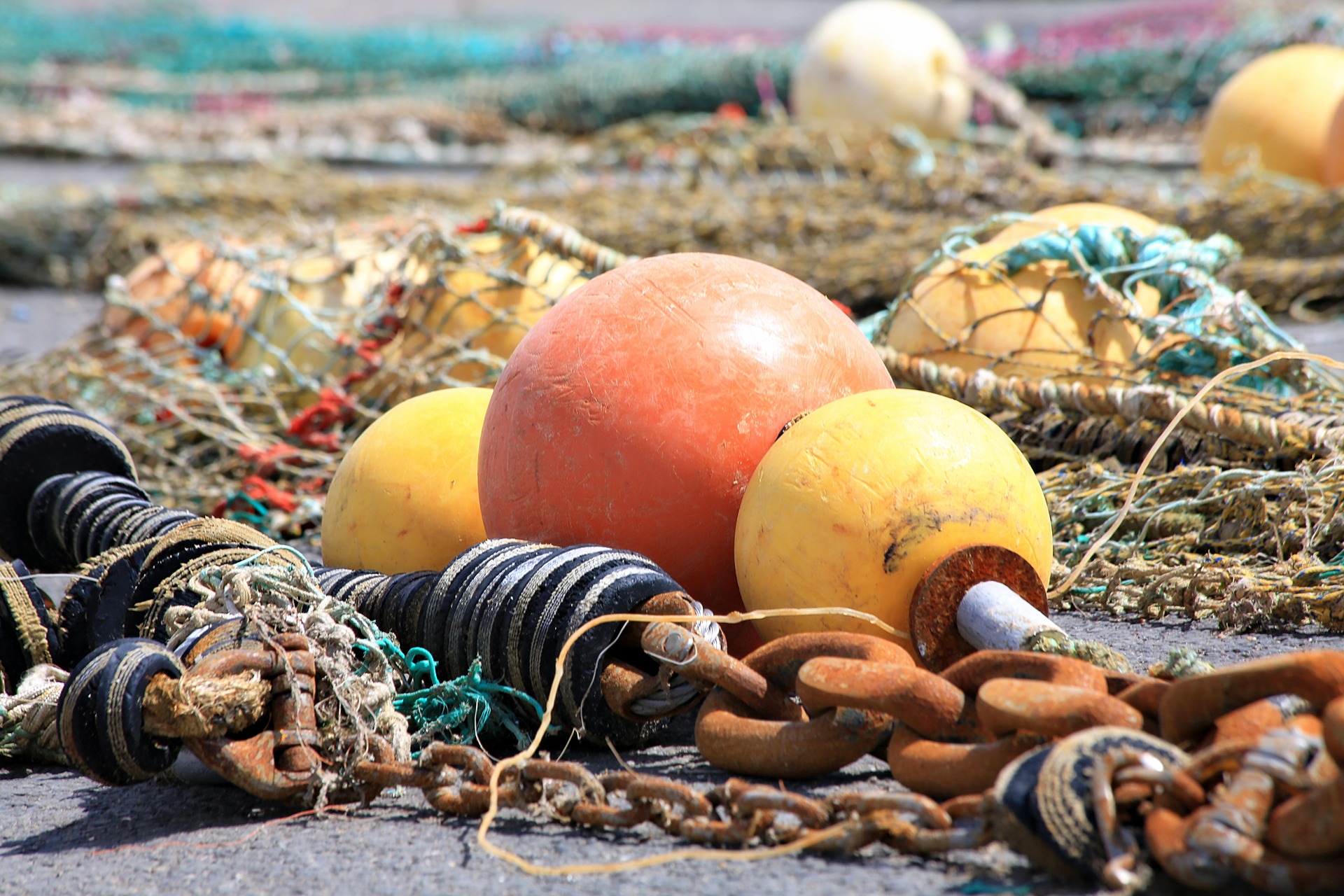 For fishing gear, which accounts for 27% of all beach litter, the Commission aims to complete the existing policy framework with producer responsibility schemes for fishing gear containing plastic. Producers of plastic fishing gear will be required to cover the costs of waste collection from port reception facilities and its transport and treatment. They will also cover the costs of awareness-raising measures.