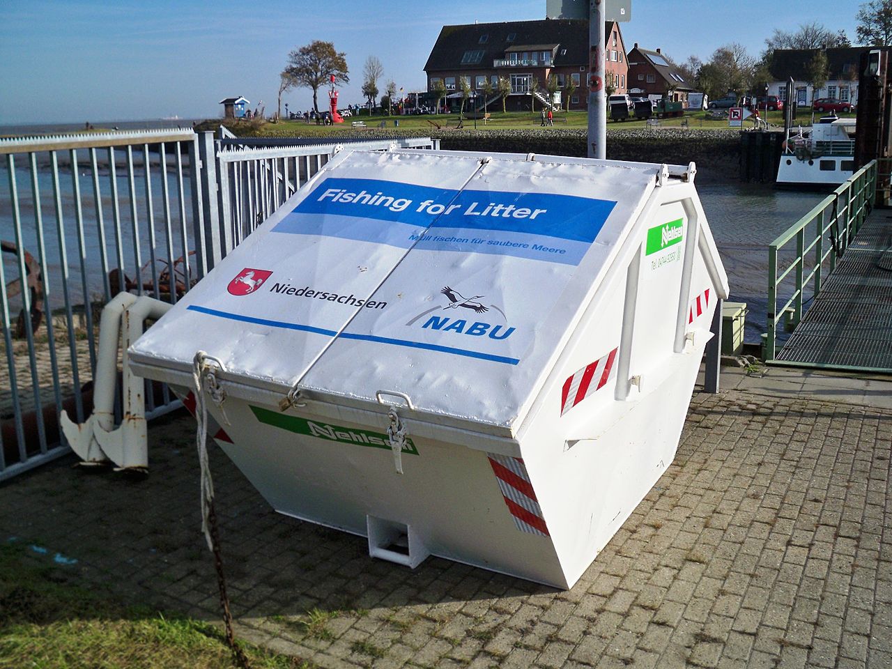 Subsequently, the fished wastes are examined on recyclability and composition. Based on the results, effective strategies for the prevention of marine waste can be developed. Photo: Ein Dahme Creative Commons Attribution-Share Alike 4.0