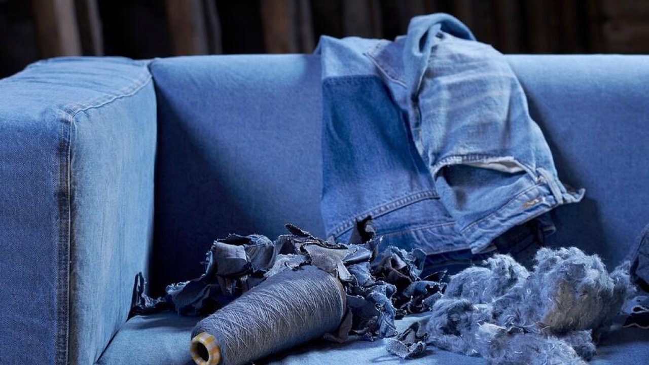 IKEA en MUD Jeans maken hoes van gerecyclede spijkerbroeken voor de populaire bank Klippan.