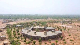 Ecología y arte: así es la aldea en África creada por el arquitecto ganador del premio Pritzker